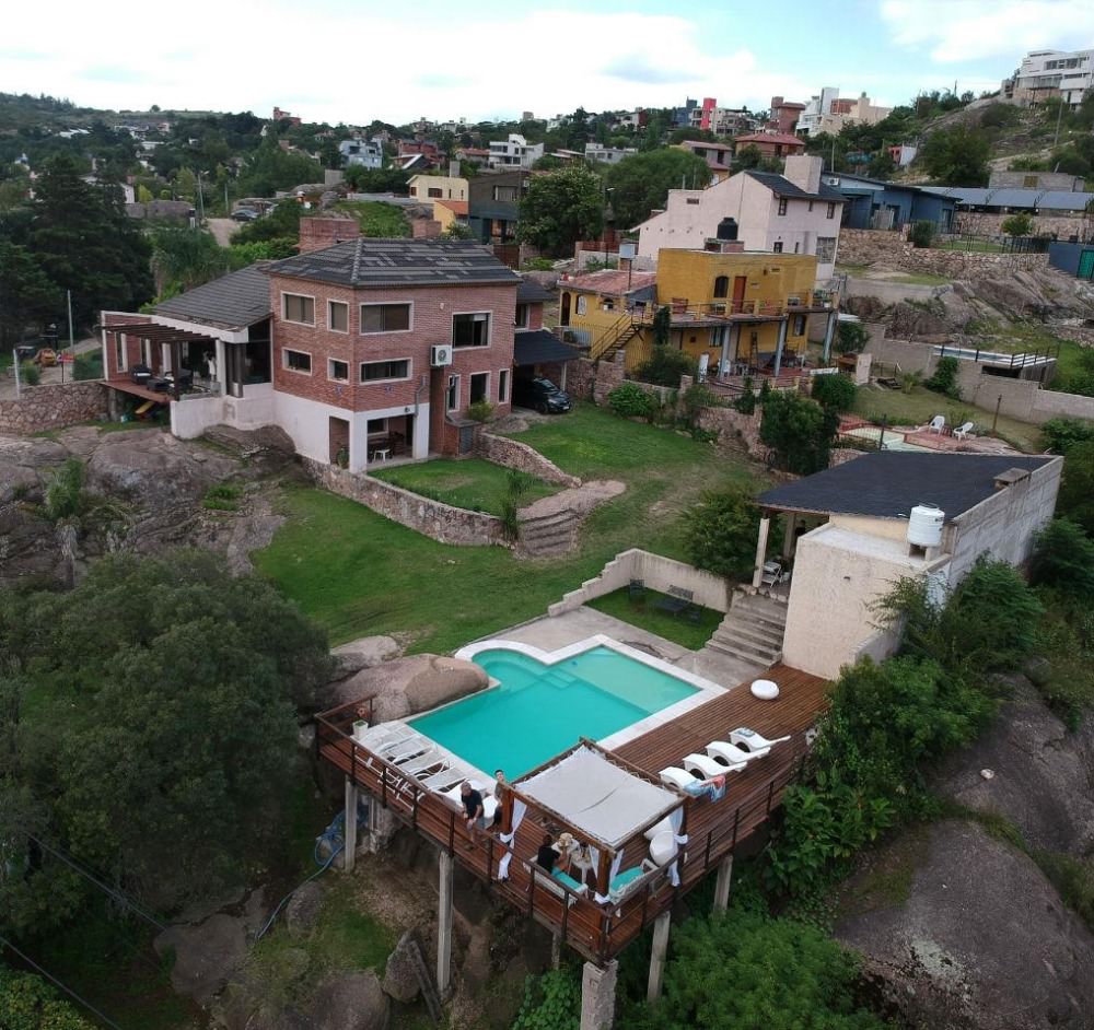 EXCELENTE PROPIEDAD CON VISTA, GRAN PARQUE Y PILETA !!