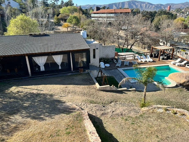 EXCELENTE PROPIEDAD CON VISTA, GRAN PARQUE Y PILETA !!