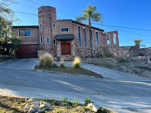 EXCELENTE PROPIEDAD CON VISTA, GRAN PARQUE Y PILETA !!