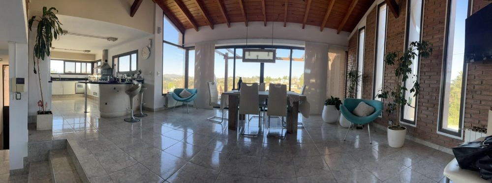 EXCELENTE PROPIEDAD CON VISTA, GRAN PARQUE Y PILETA !!