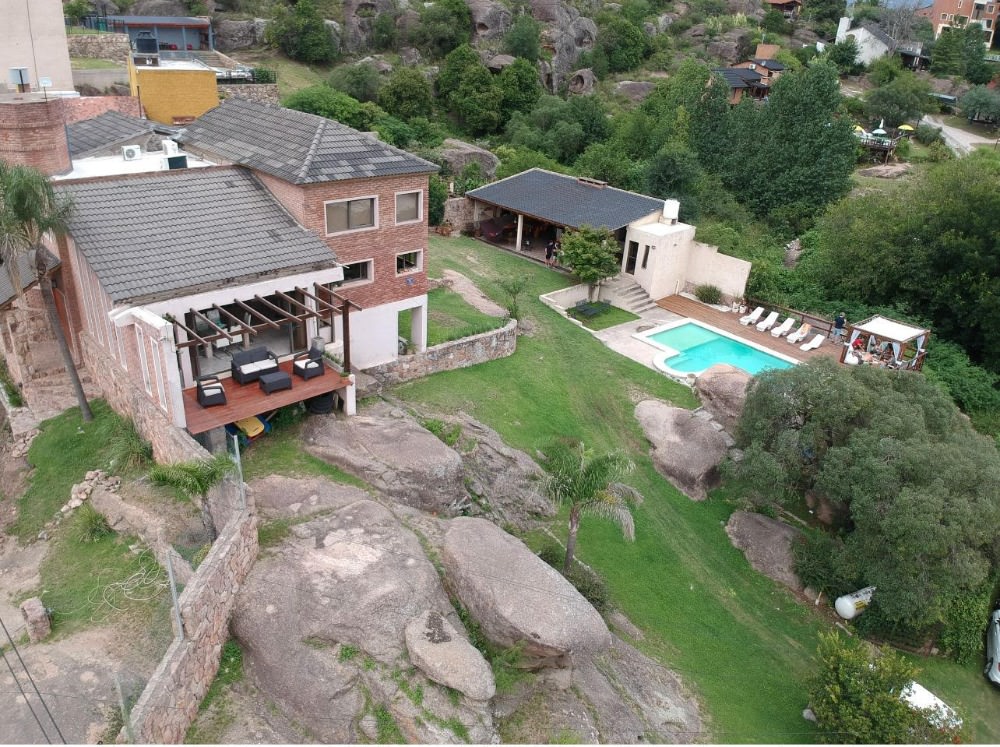 EXCELENTE PROPIEDAD CON VISTA, GRAN PARQUE Y PILETA !!