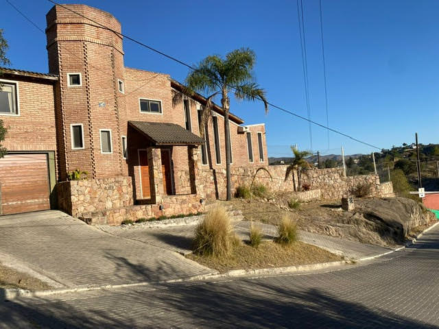 EXCELENTE PROPIEDAD CON VISTA, GRAN PARQUE Y PILETA !!