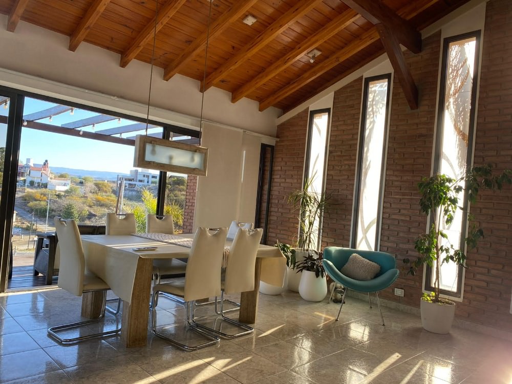 EXCELENTE PROPIEDAD CON VISTA, GRAN PARQUE Y PILETA !!