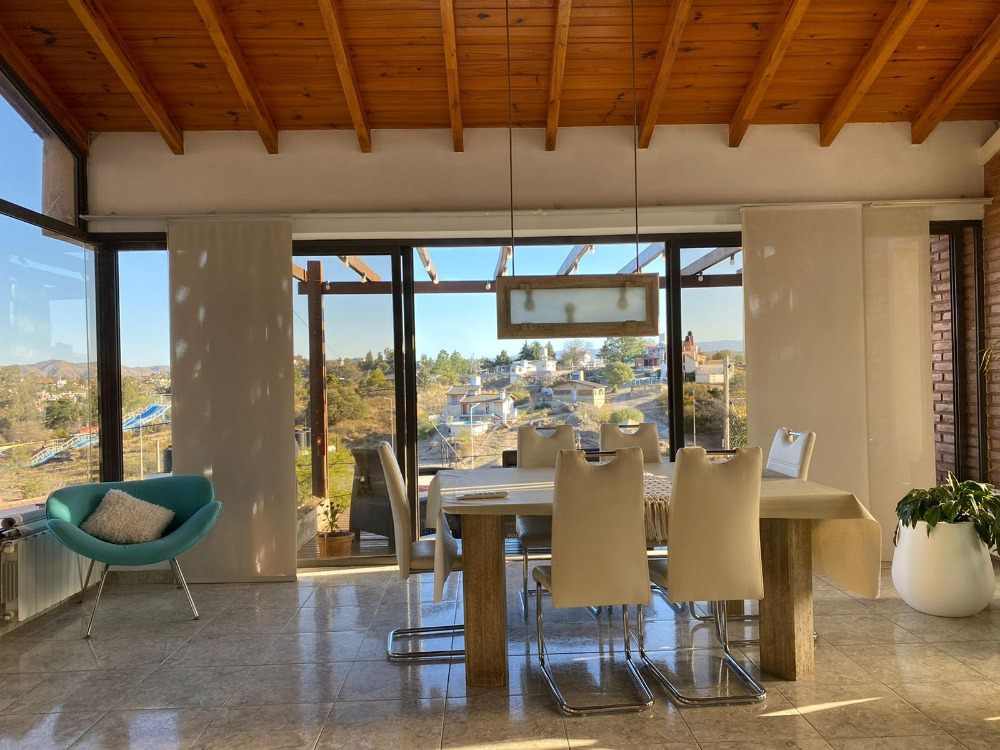 EXCELENTE PROPIEDAD CON VISTA, GRAN PARQUE Y PILETA !!