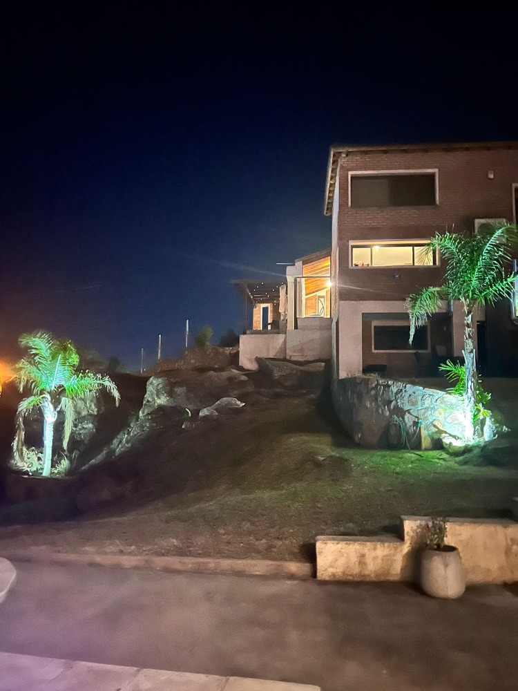 EXCELENTE PROPIEDAD CON VISTA, GRAN PARQUE Y PILETA !!