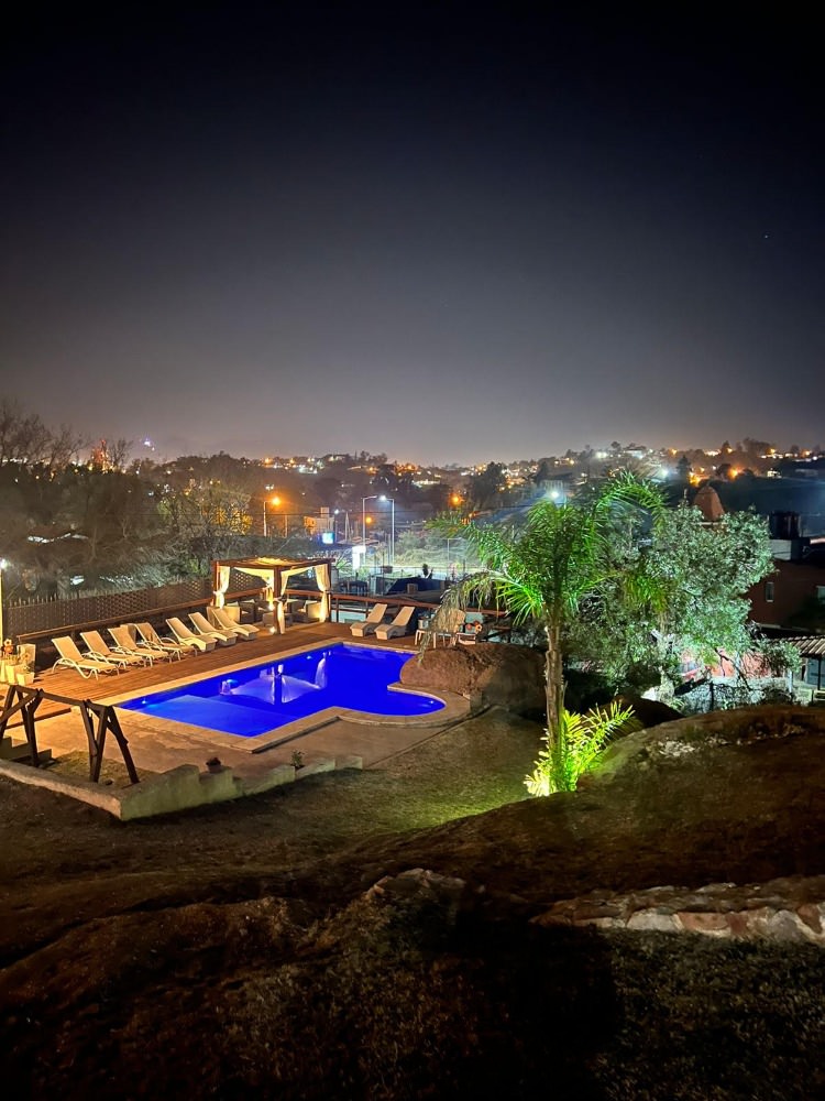 EXCELENTE PROPIEDAD CON VISTA, GRAN PARQUE Y PILETA !!