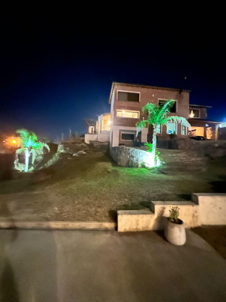 EXCELENTE PROPIEDAD CON VISTA, GRAN PARQUE Y PILETA !!