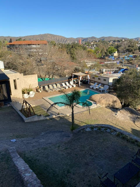 EXCELENTE PROPIEDAD CON VISTA, GRAN PARQUE Y PILETA !!