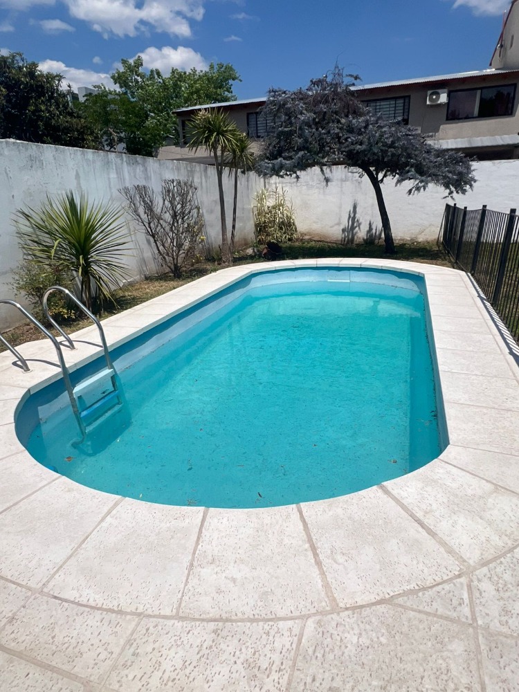 CASA CON PILETA EN COSTA AZUL