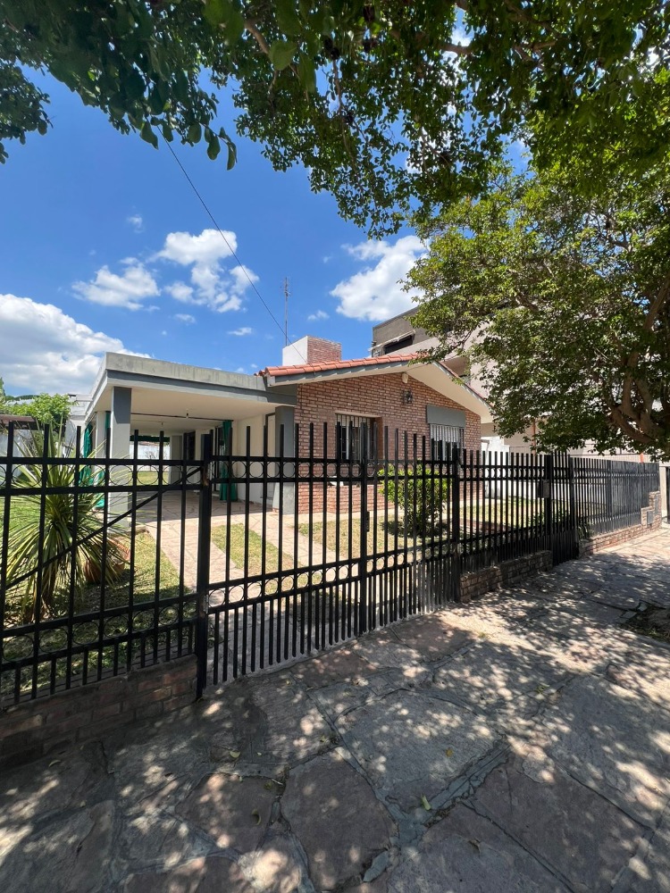 CASA CON PILETA EN COSTA AZUL