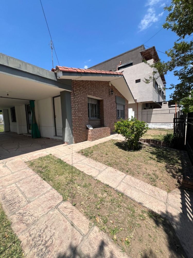 CASA CON PILETA EN COSTA AZUL