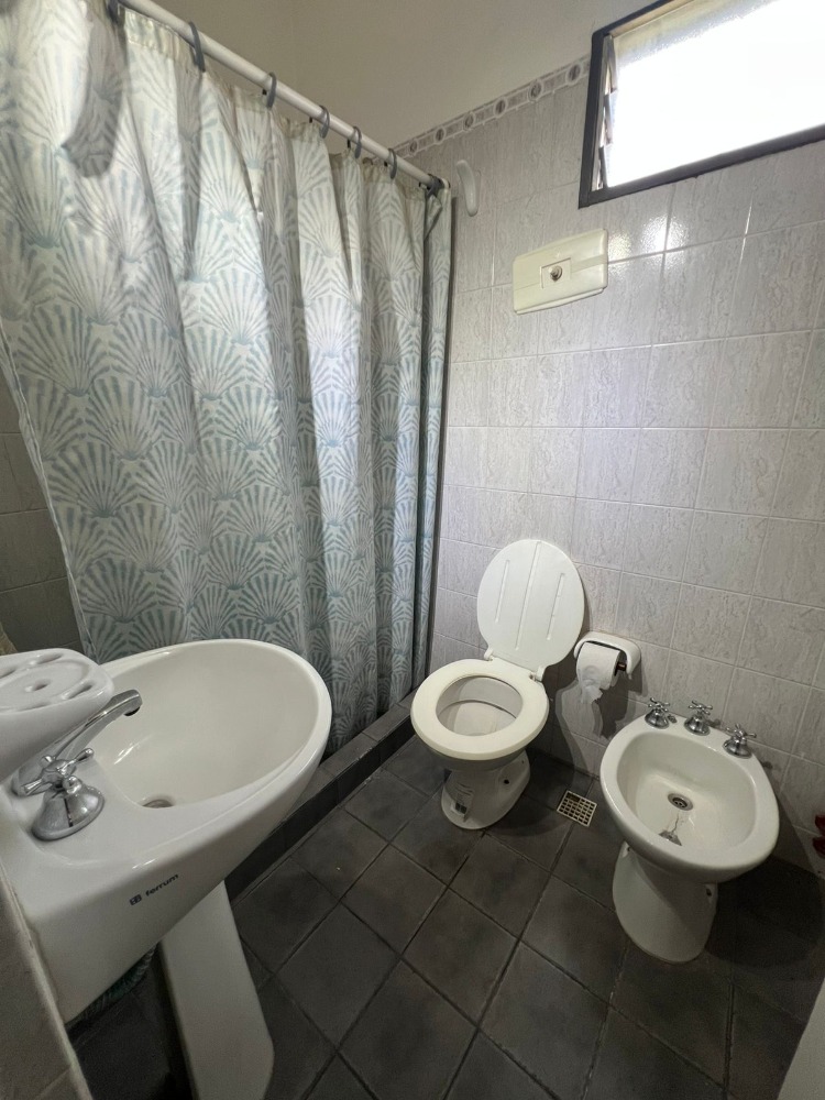CASA CON PILETA EN COSTA AZUL