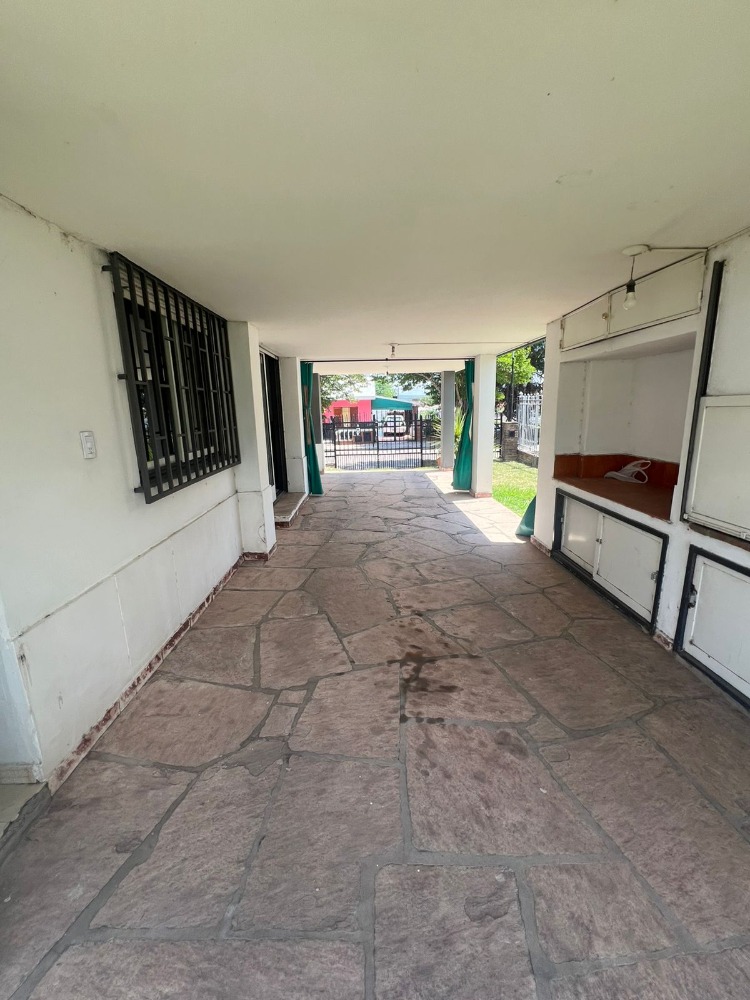 CASA CON PILETA EN COSTA AZUL