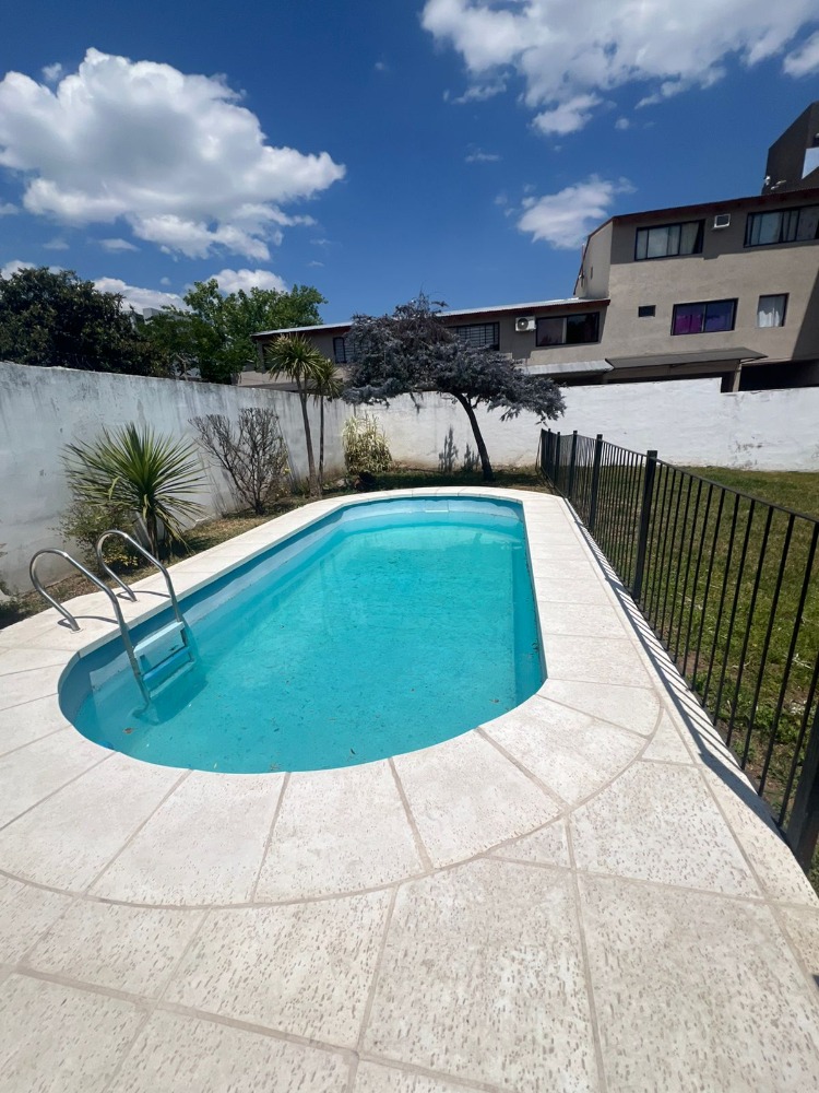 CASA CON PILETA EN COSTA AZUL