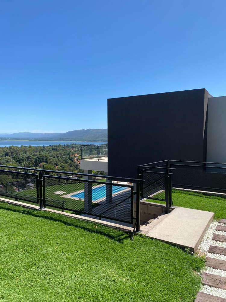 CASA CON PILETA Y VISTA