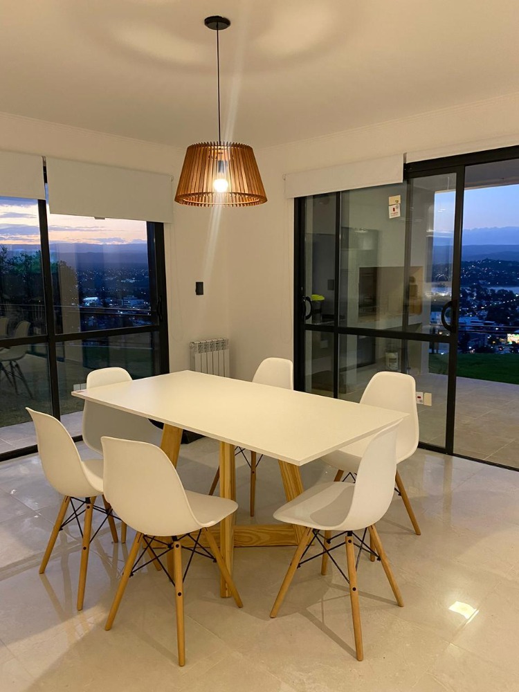 CASA CON PILETA Y VISTA