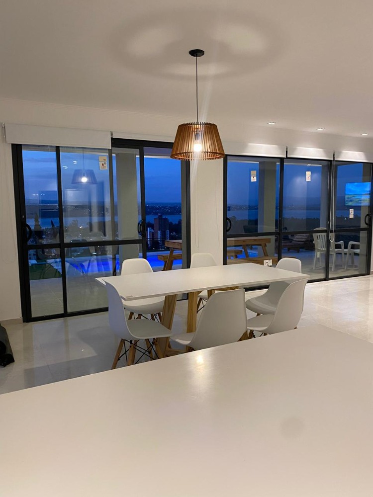 CASA CON PILETA Y VISTA