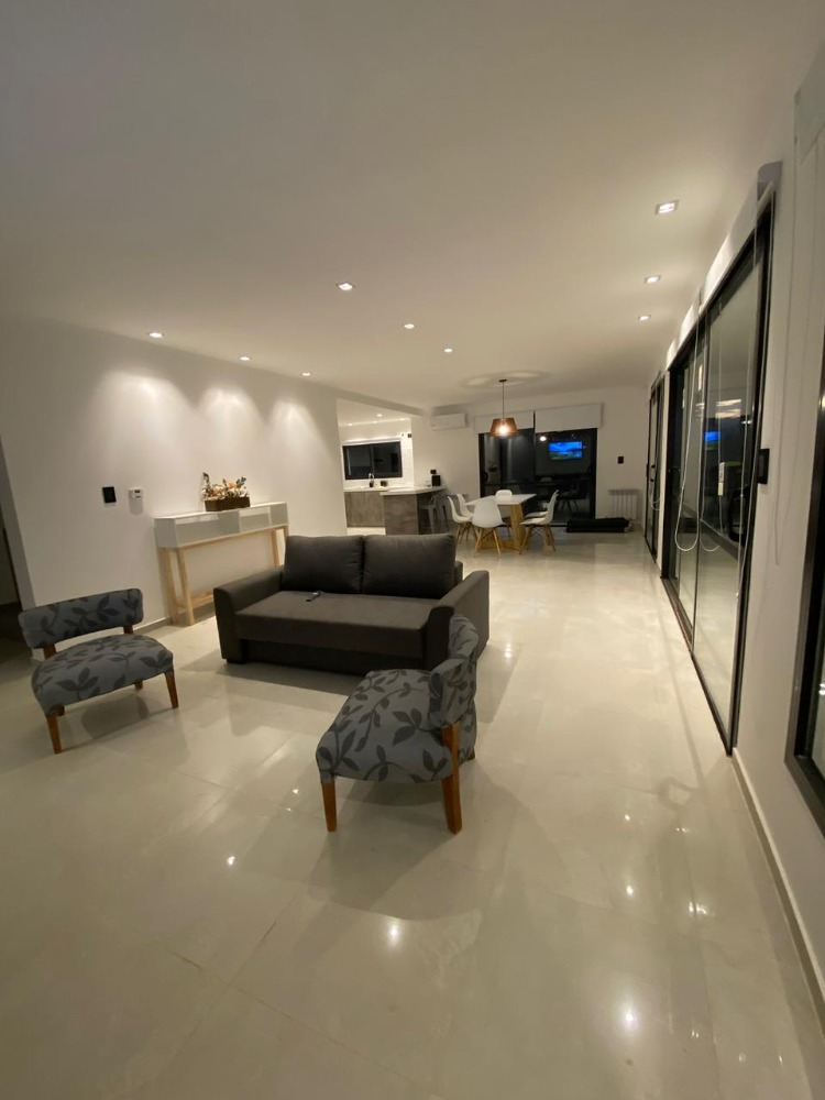 CASA CON PILETA Y VISTA