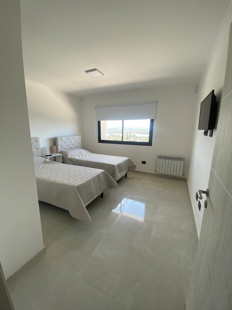 CASA CON PILETA Y VISTA