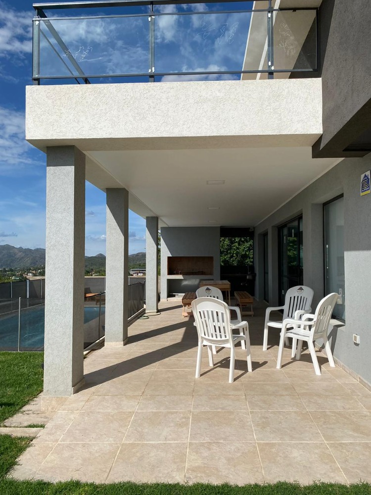 CASA CON PILETA Y VISTA