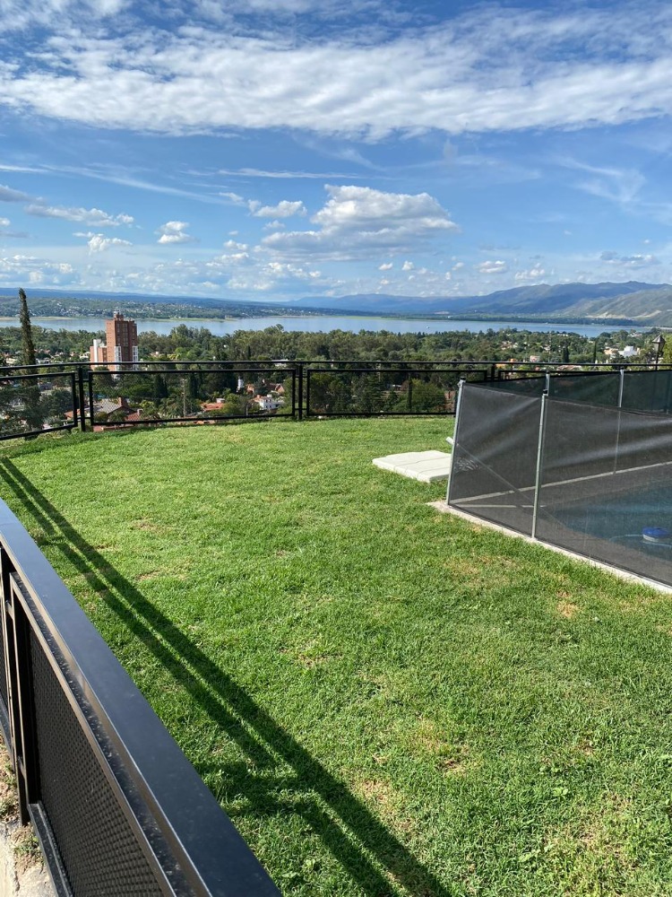 CASA CON PILETA Y VISTA