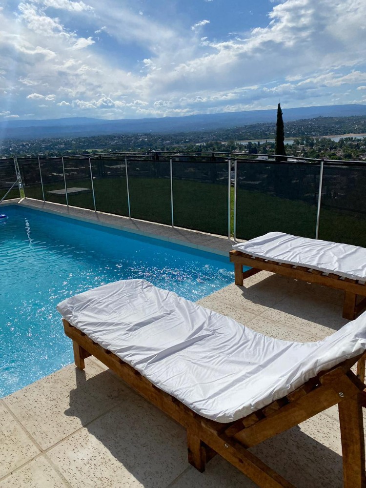 CASA CON PILETA Y VISTA