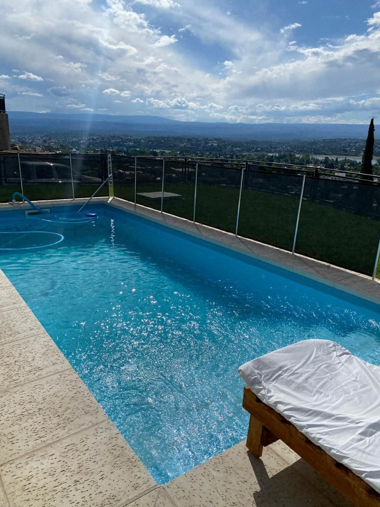 CASA CON PILETA Y VISTA