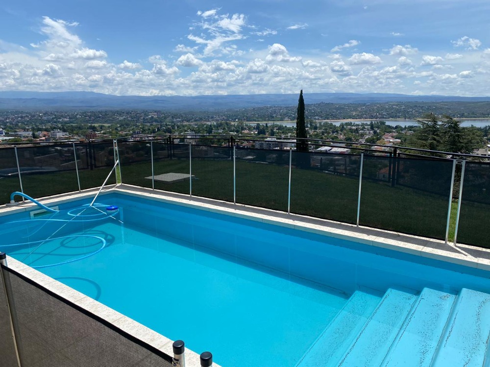 CASA CON PILETA Y VISTA