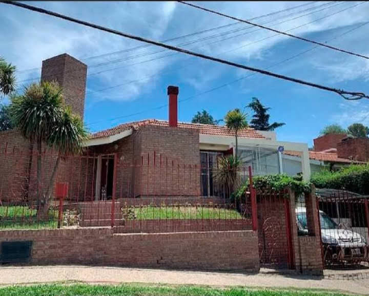 CHALET CON PILETA SOBRE AVENIDA COMERCIAL !!