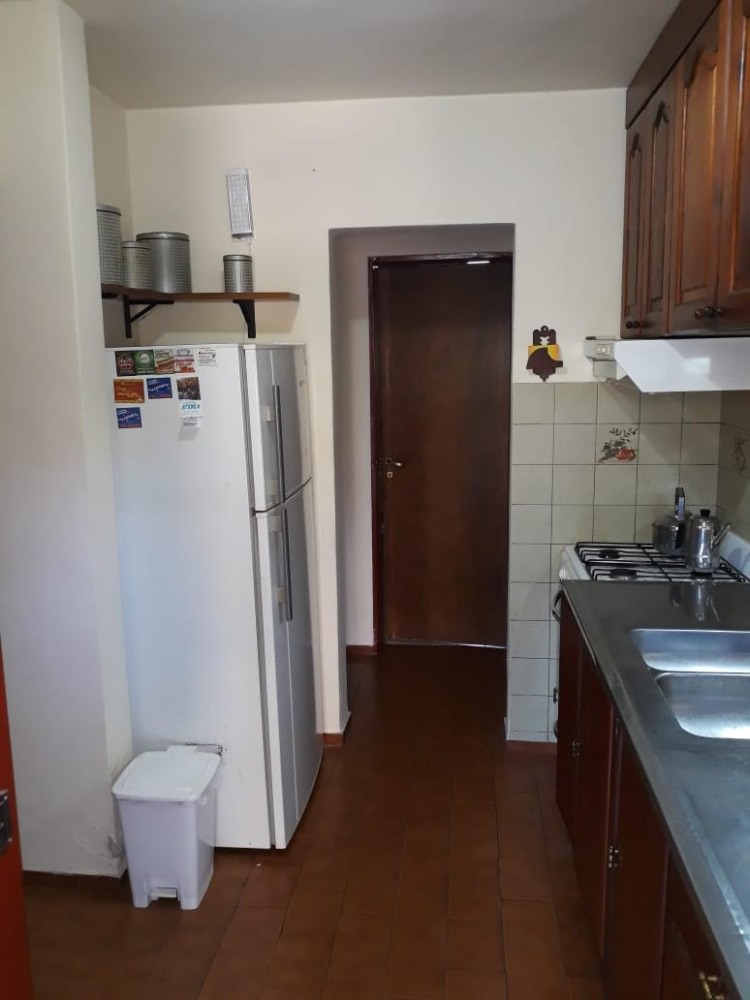 CHALET CON PILETA SOBRE AVENIDA COMERCIAL !!
