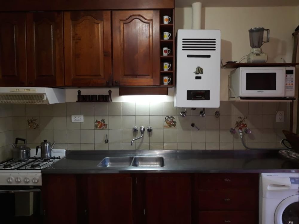 CHALET CON PILETA SOBRE AVENIDA COMERCIAL !!