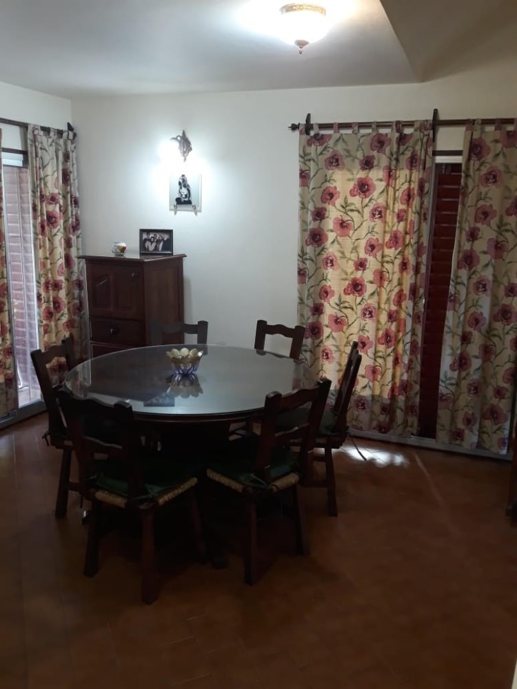 CHALET CON PILETA SOBRE AVENIDA COMERCIAL !!