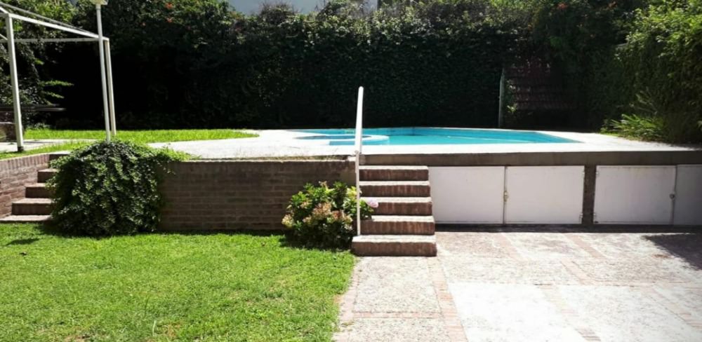 CHALET CON PILETA SOBRE AVENIDA COMERCIAL !!
