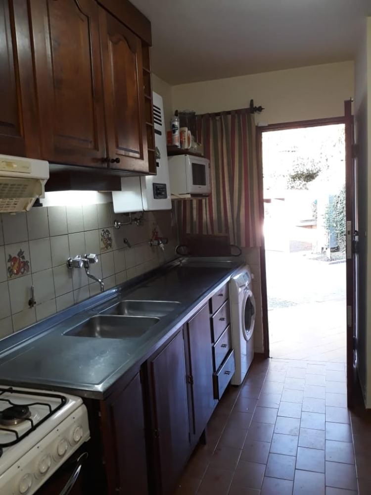 CHALET CON PILETA SOBRE AVENIDA COMERCIAL !!