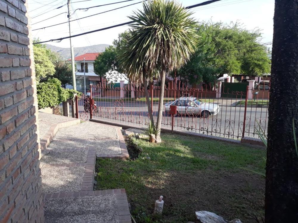CHALET CON PILETA SOBRE AVENIDA COMERCIAL !!