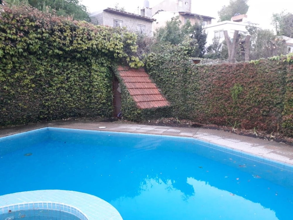 CHALET CON PILETA SOBRE AVENIDA COMERCIAL !!