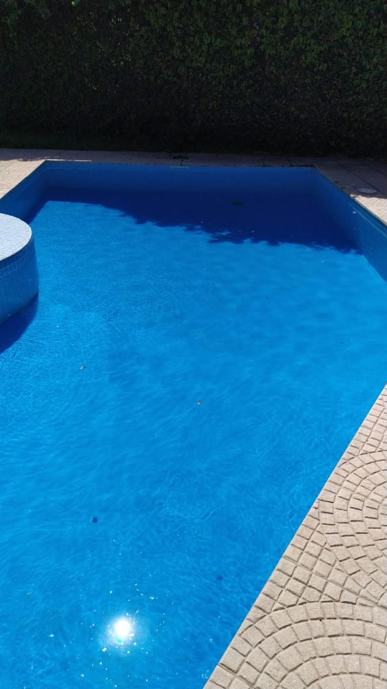 CHALET CON PILETA SOBRE AVENIDA COMERCIAL !!