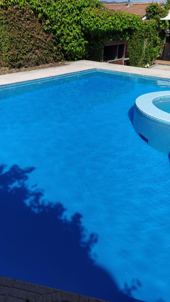 CHALET CON PILETA SOBRE AVENIDA COMERCIAL !!