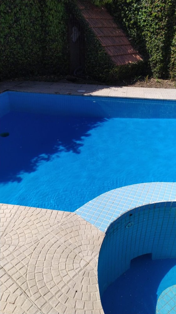 CHALET CON PILETA SOBRE AVENIDA COMERCIAL !!