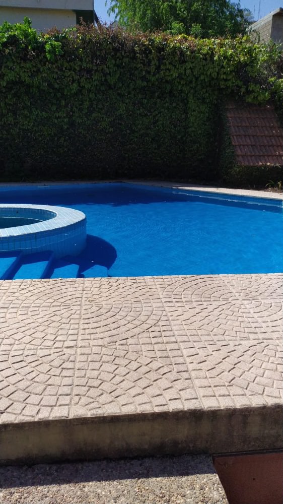 CHALET CON PILETA SOBRE AVENIDA COMERCIAL !!