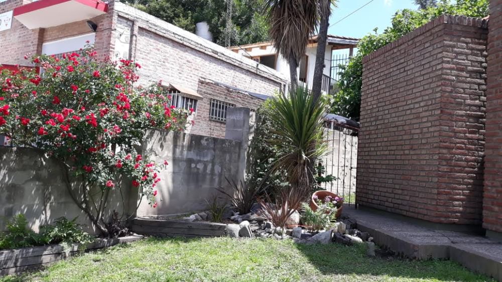 CHALET CON PILETA SOBRE AVENIDA COMERCIAL !!