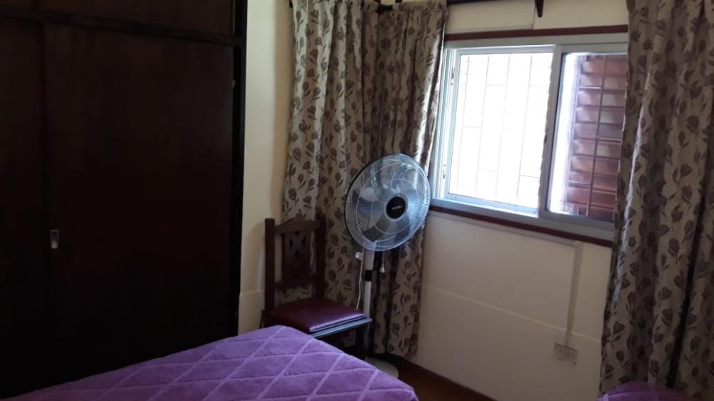 CHALET CON PILETA SOBRE AVENIDA COMERCIAL !!