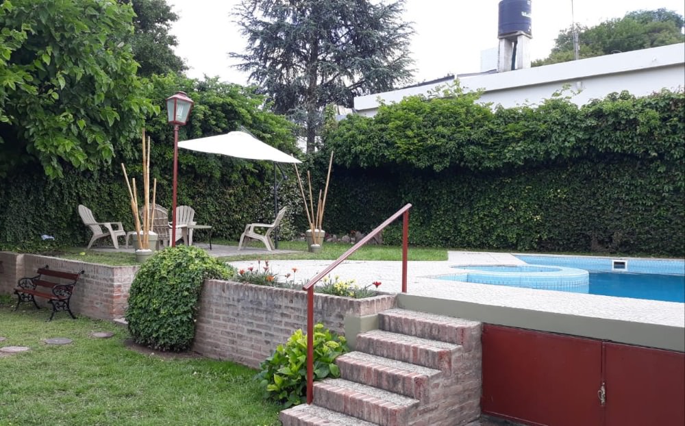 CHALET CON PILETA SOBRE AVENIDA COMERCIAL !!