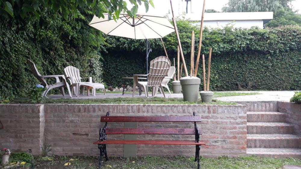 CHALET CON PILETA SOBRE AVENIDA COMERCIAL !!