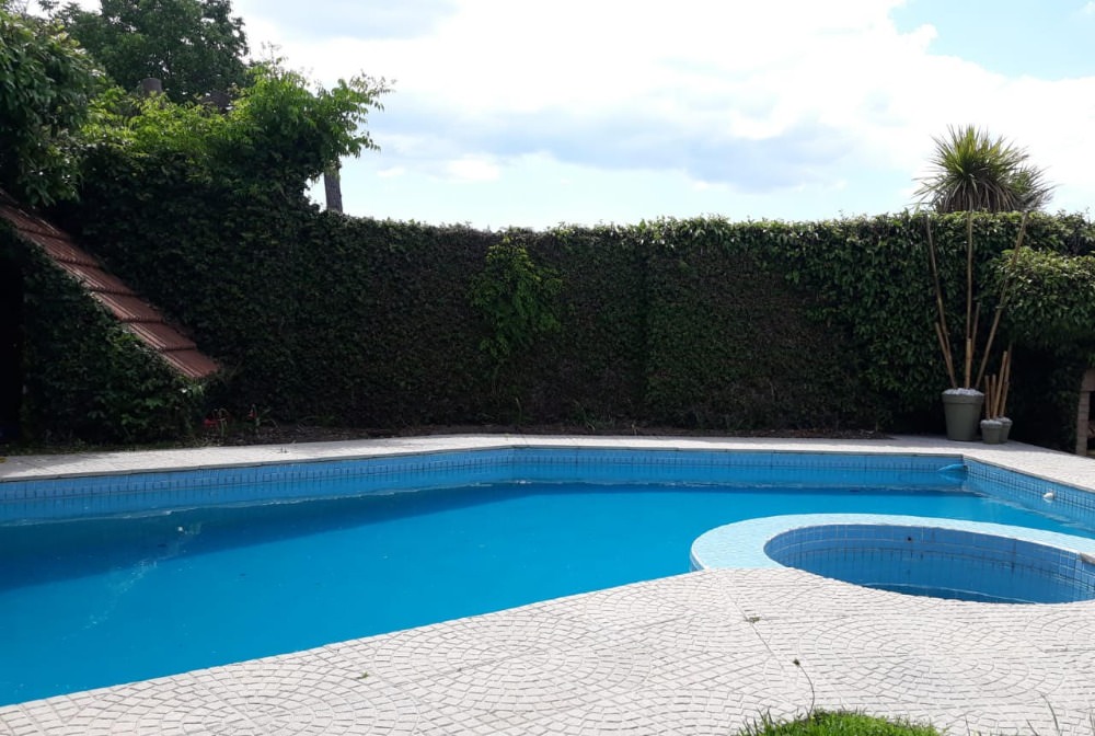 CHALET CON PILETA SOBRE AVENIDA COMERCIAL !!
