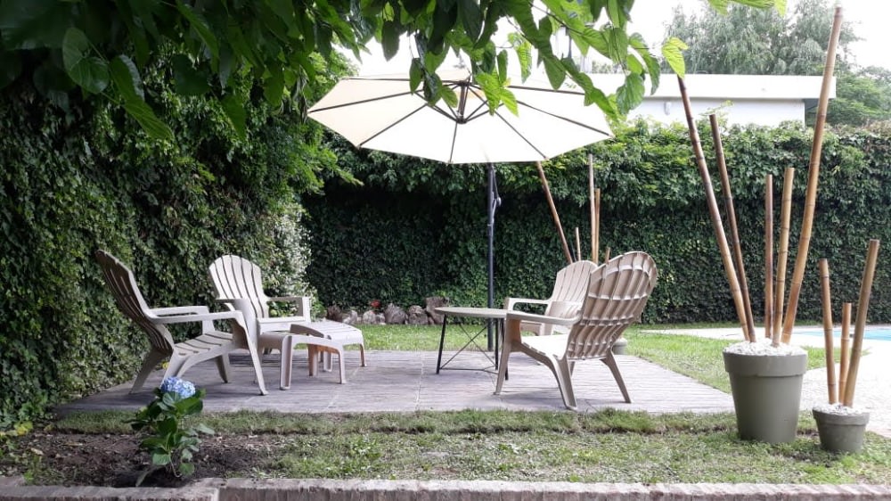 CHALET CON PILETA SOBRE AVENIDA COMERCIAL !!