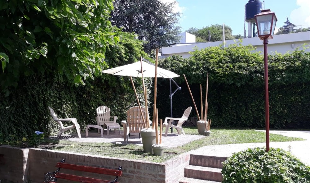 CHALET CON PILETA SOBRE AVENIDA COMERCIAL !!