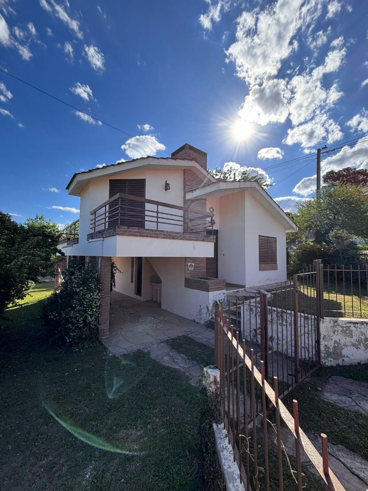 CASA A UNA CUADRA DEL RÍO !!