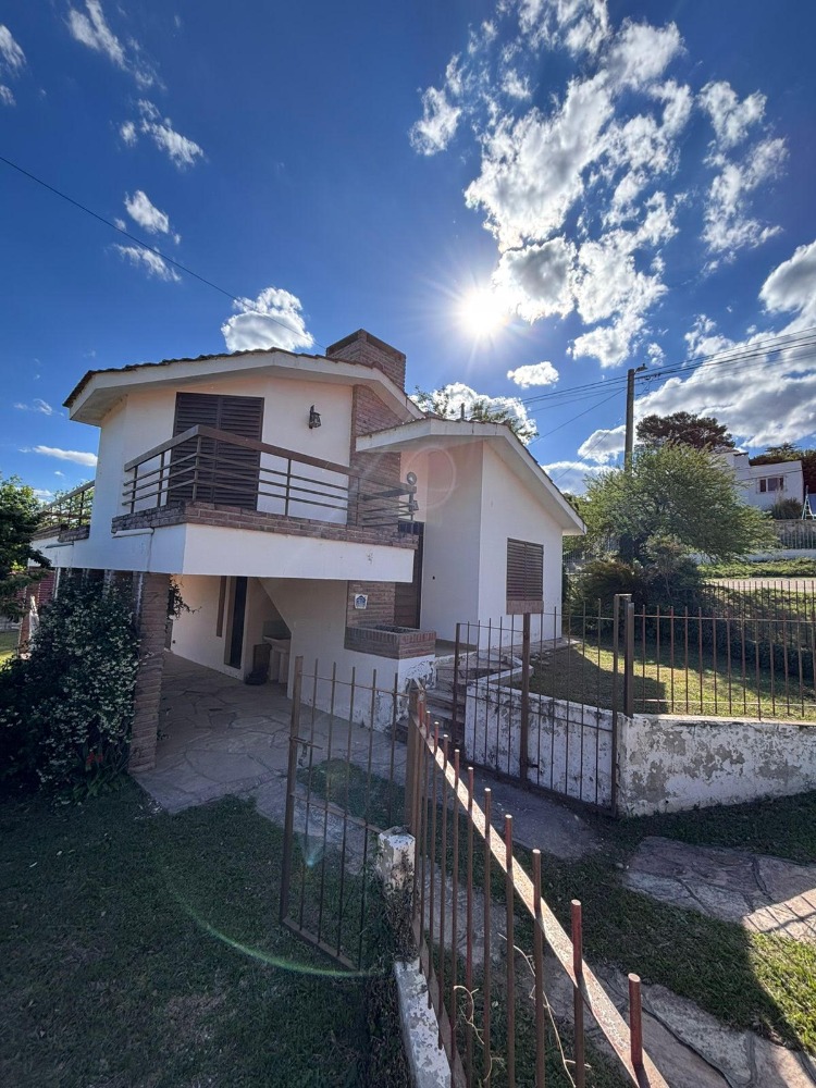 CASA A UNA CUADRA DEL RÍO !!