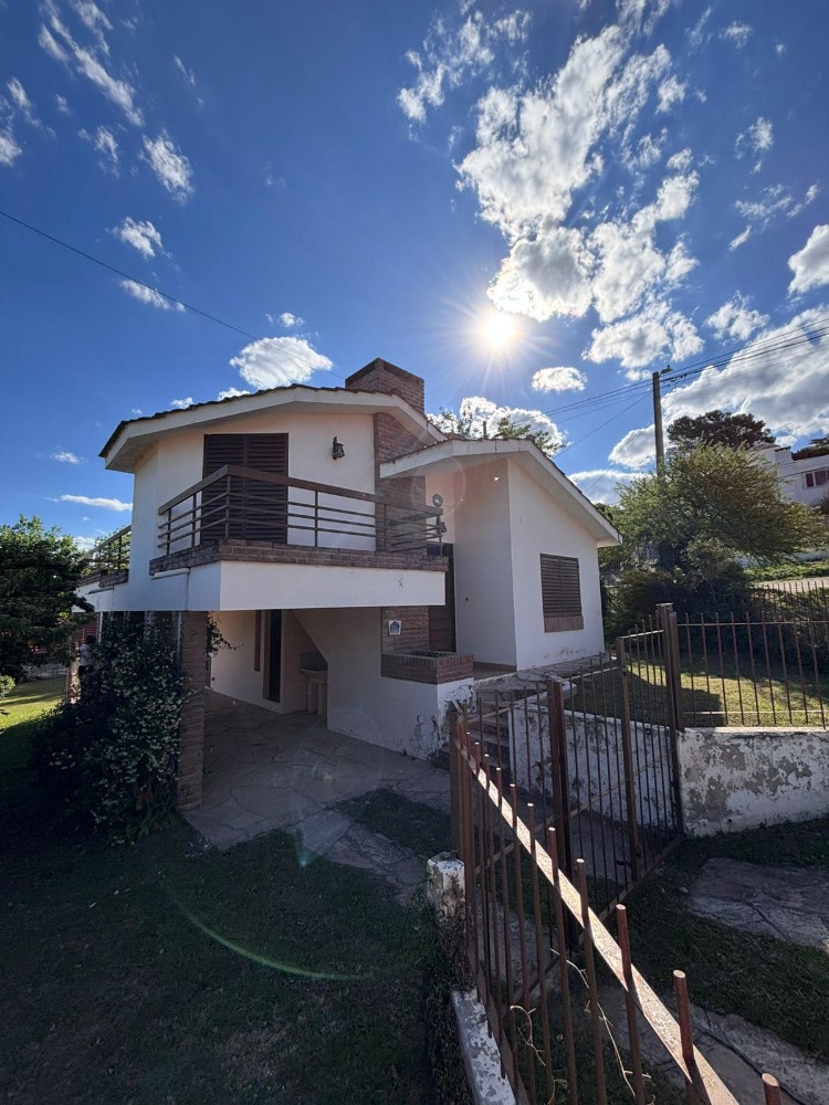CASA A UNA CUADRA DEL RÍO !!